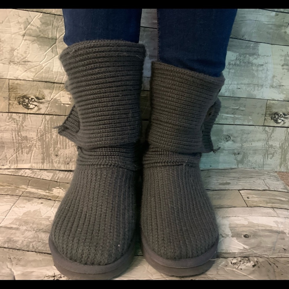 Ugg’s gray knit boots size 8